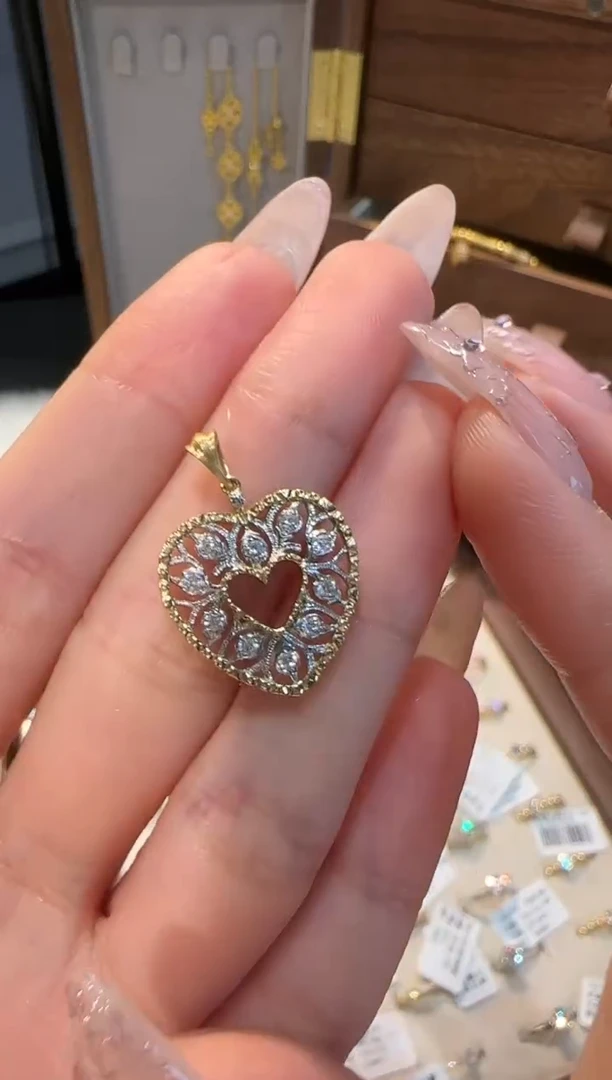 【闪购商品】钻石颈饰18K金镶嵌镂空爱心吊坠