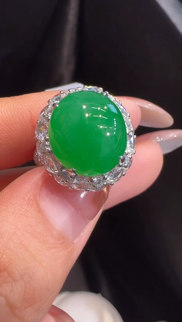 18K金镶嵌戒指翡翠戒指