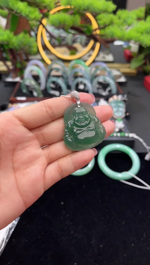 颈饰18K金镶嵌翡翠吊坠