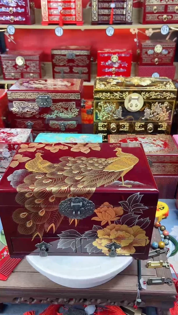天*?28厘米三层双抽彩绘贴金孔雀图
