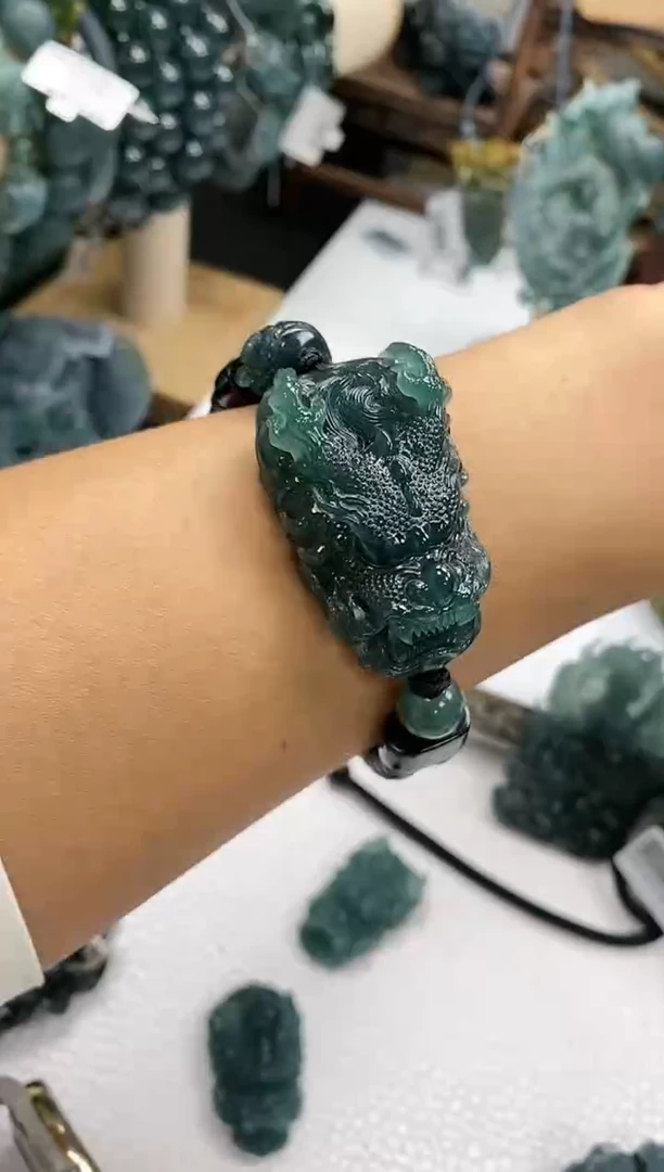 颈饰未镶嵌翡翠人****欢翡翠