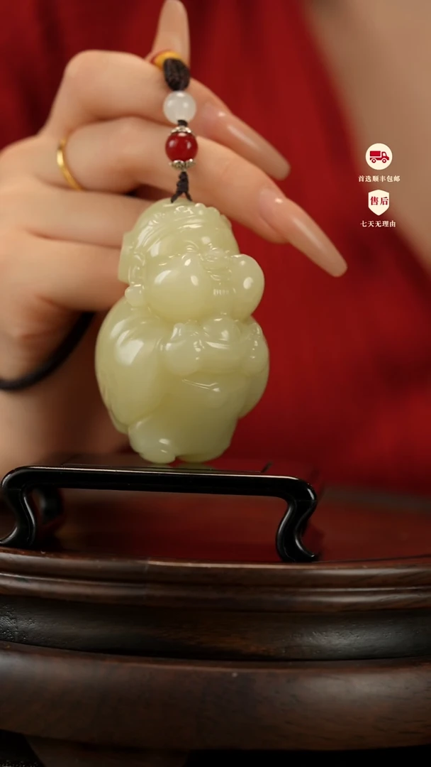 云南石竹叶青雕刻：丰盈在握手把件