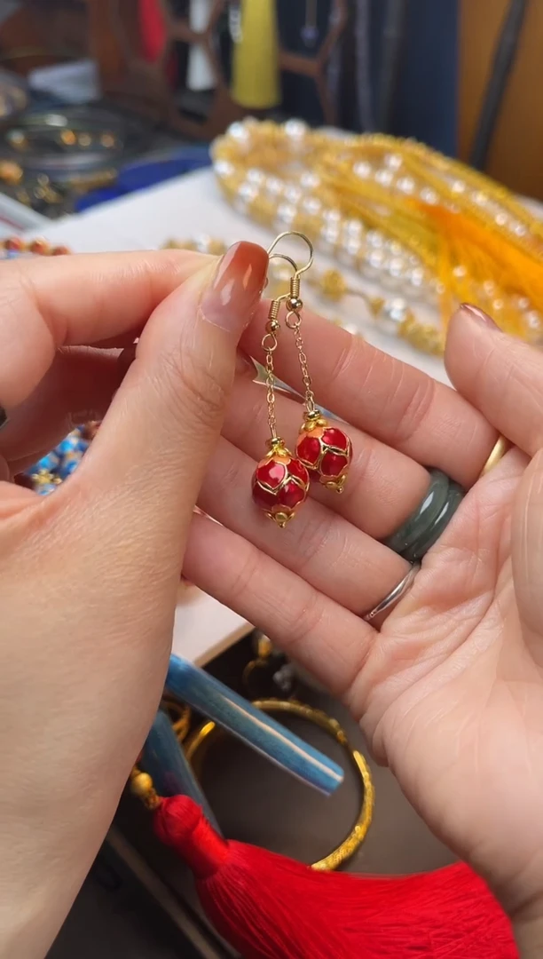 【闪购商品】玫红色莲花珐琅耳钩