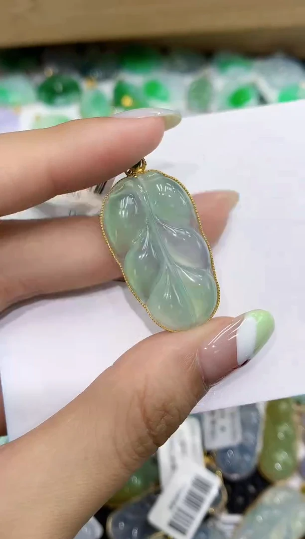 翡翠18K金镶嵌颈饰111111111111