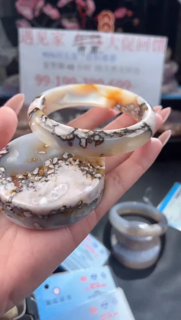 【闪购商品】石英质玉手镯未镶嵌63