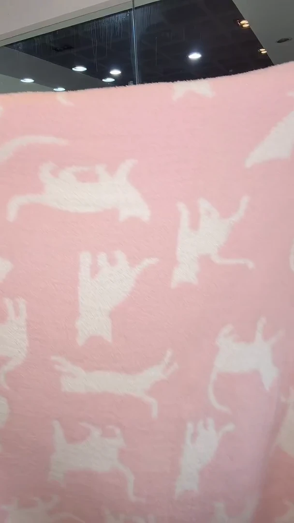 粘胶纤维粉白拼色小猫1.3*1.5半边绒