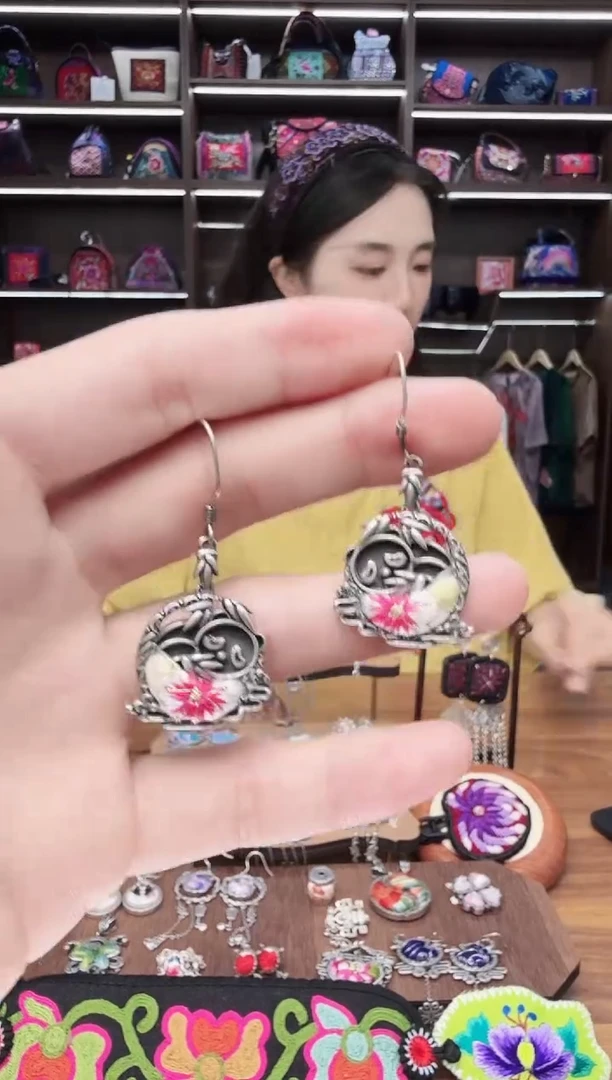 织绣32蒙阿苏苗绣传承店