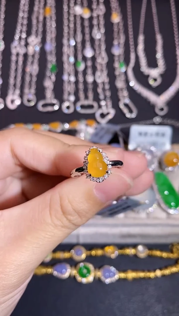 颈饰18K金镶嵌翡翠戒指