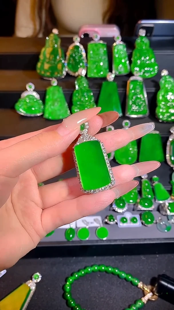 颈饰银S925镶嵌翡翠.。