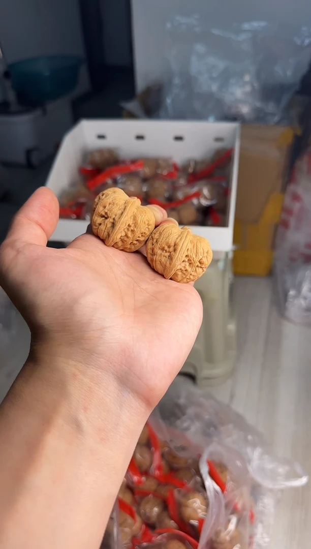 文玩核桃吊坠元宝一对 可能有小水尖