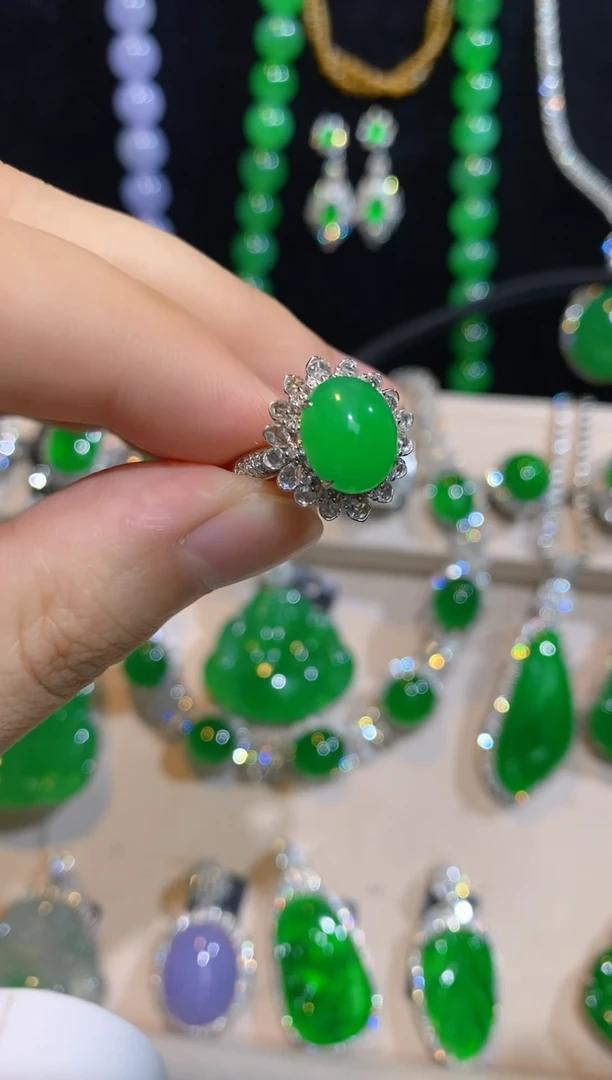 18K金镶嵌戒指翡翠翡翠戒指