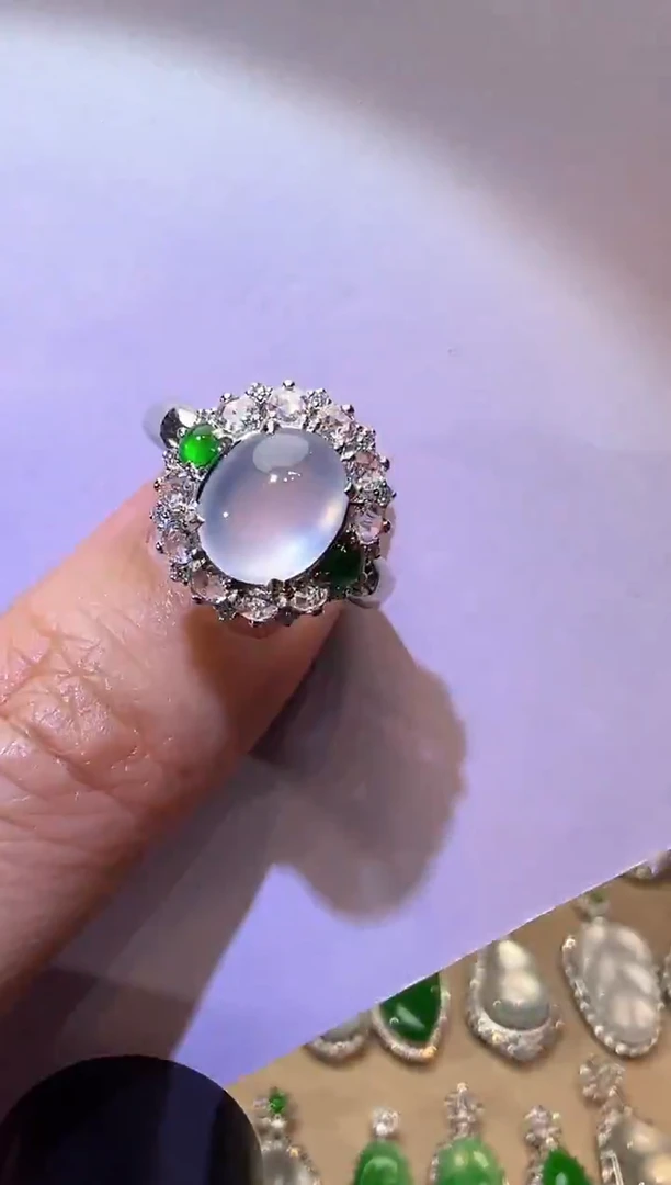 18K金镶嵌戒指翡翠蛋面