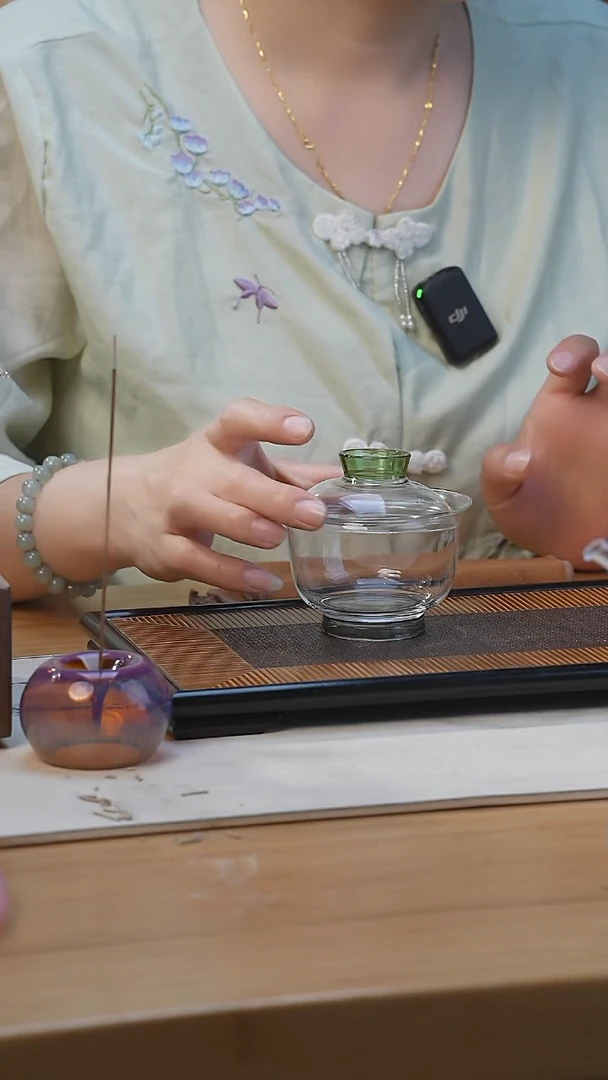 绿底元宝玻璃两才盖碗