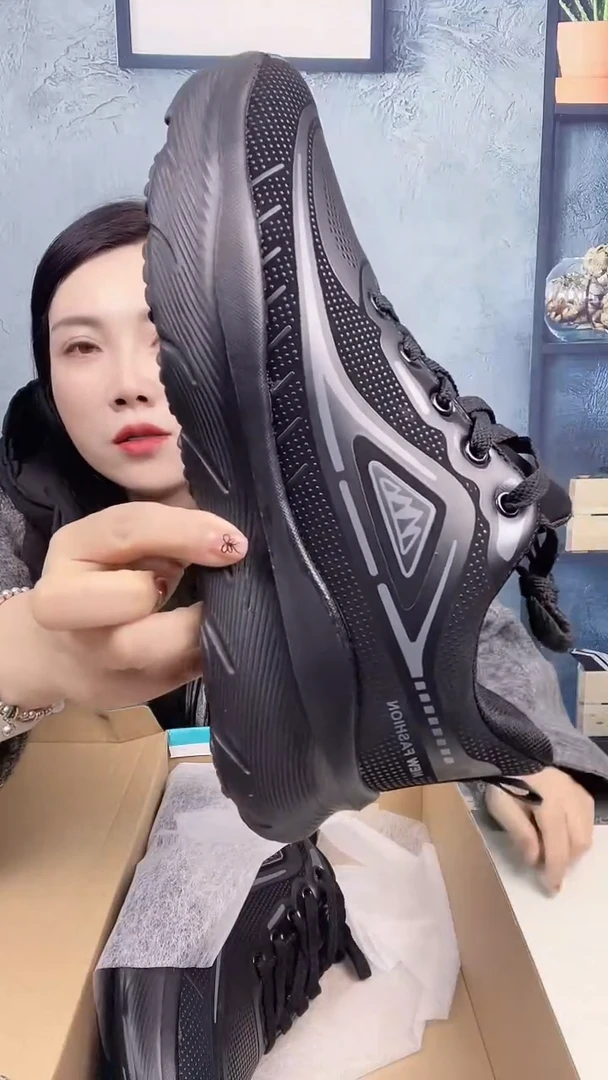42码 黑灰皮面运动鞋  捡漏