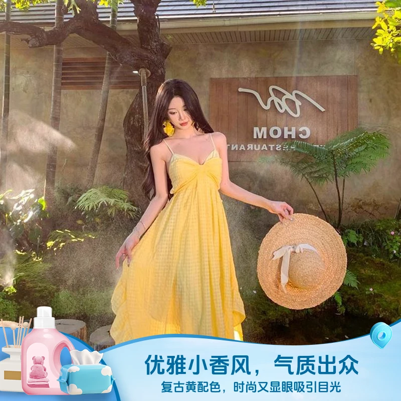 2025新款复古黄色露背吊带连衣裙女夏不规则三亚纯欲慵懒风女装
