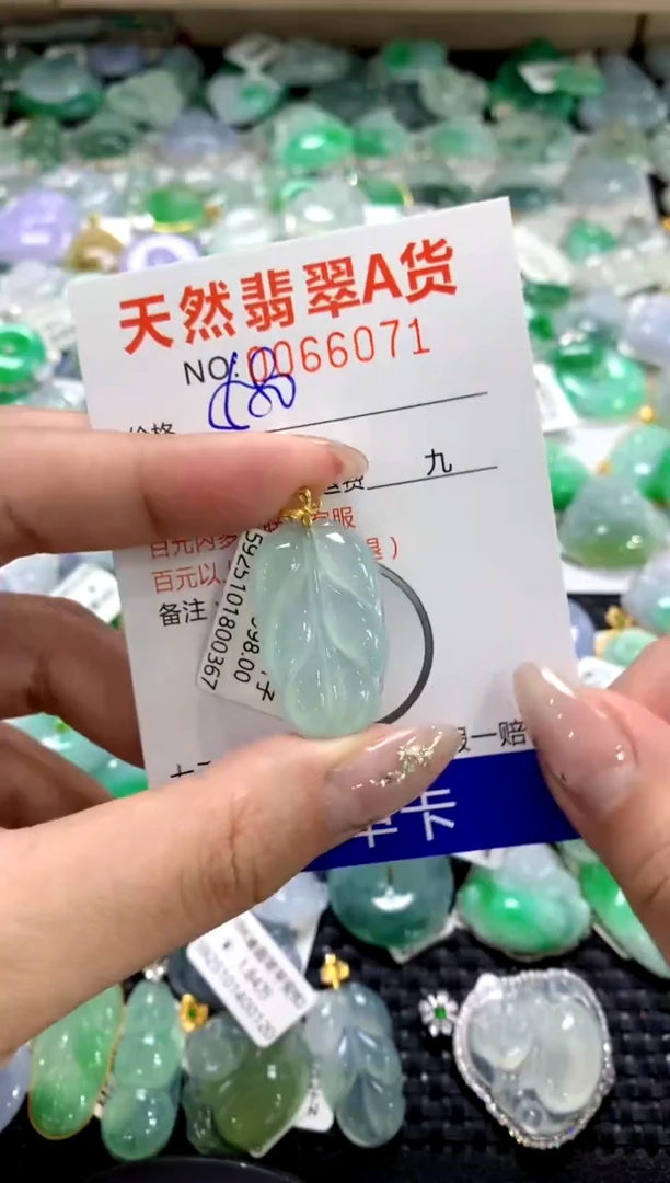 颈饰18K金镶嵌翡翠1111111111111111