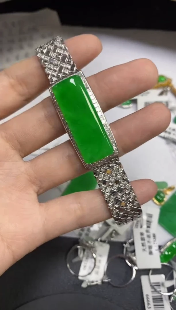 18K金镶嵌手链翡翠L***娜18K金镶嵌 手链 翡翠