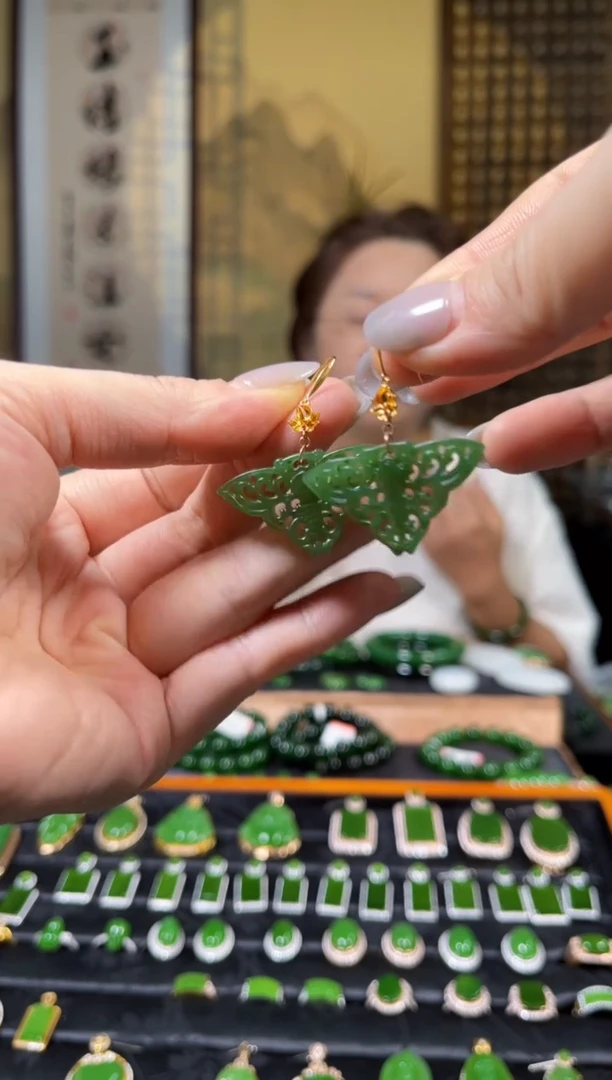 颈饰18K金镶嵌和田玉（碧玉）蝴蝶耳饰一对