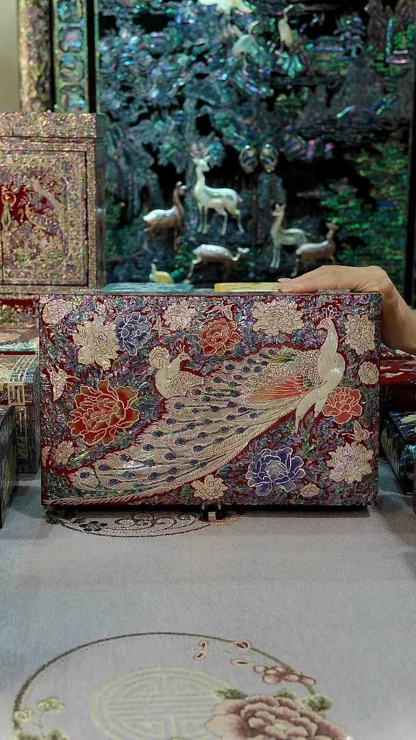 红底全满螺·弘贝雅螺钿漆器文化馆