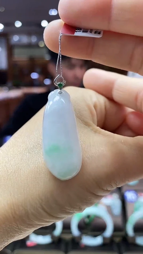 颈饰18K金镶嵌翡翠福瓜