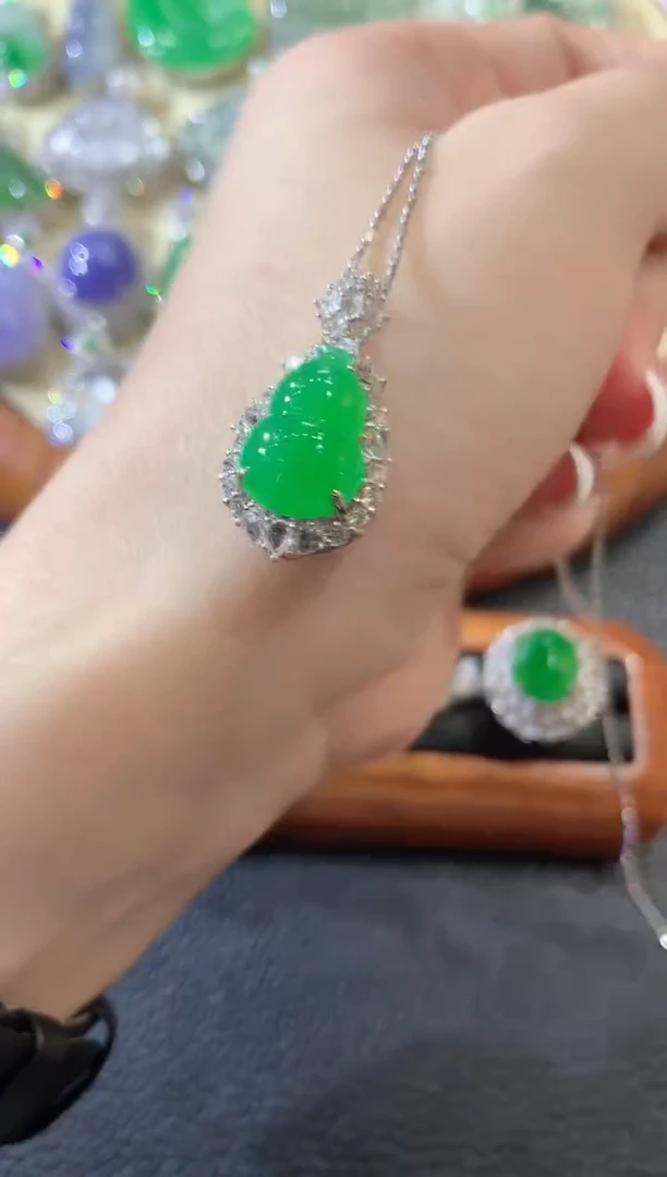 吊坠(不含链)18K金镶嵌翡翠A124