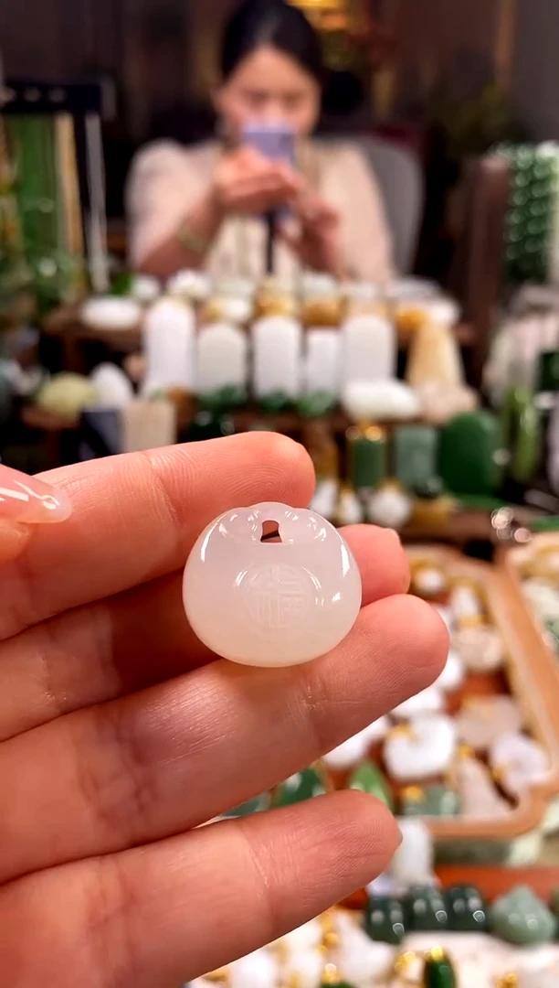 和田玉未镶嵌吊坠(赠链).