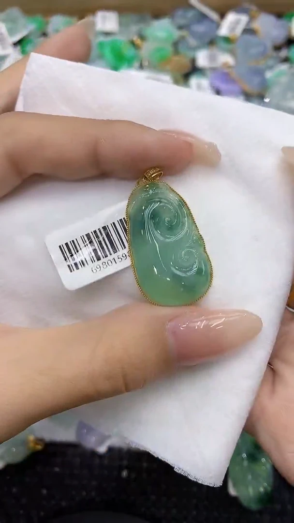 翡翠18K金镶嵌颈饰111111111111