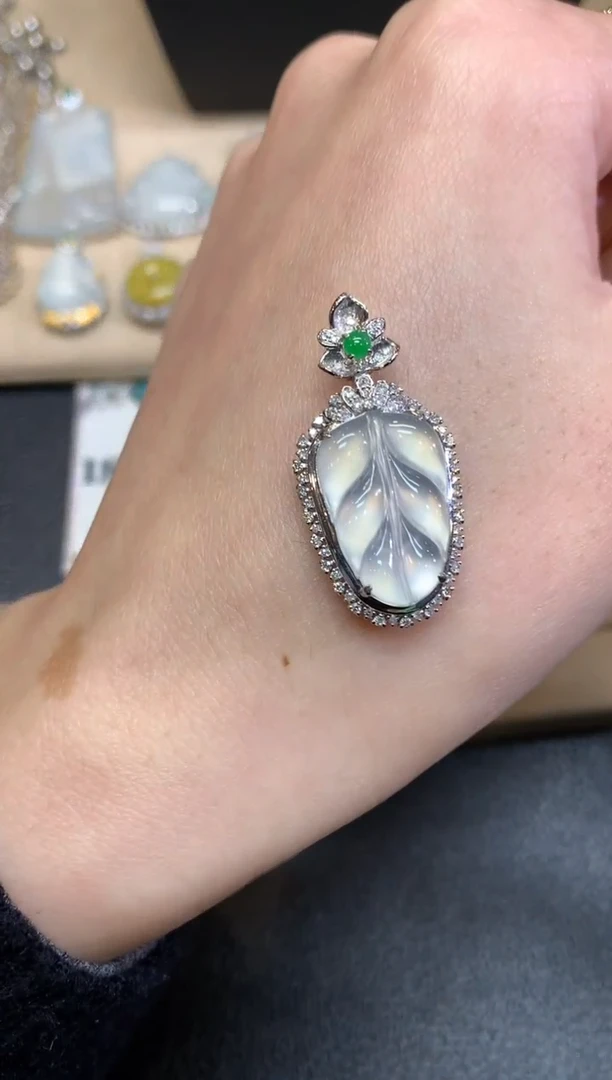 【闪购商品】翡翠颈饰18K金镶嵌叶子【无服务费】