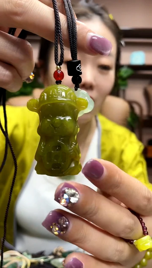 岫玉未镶嵌吊坠·