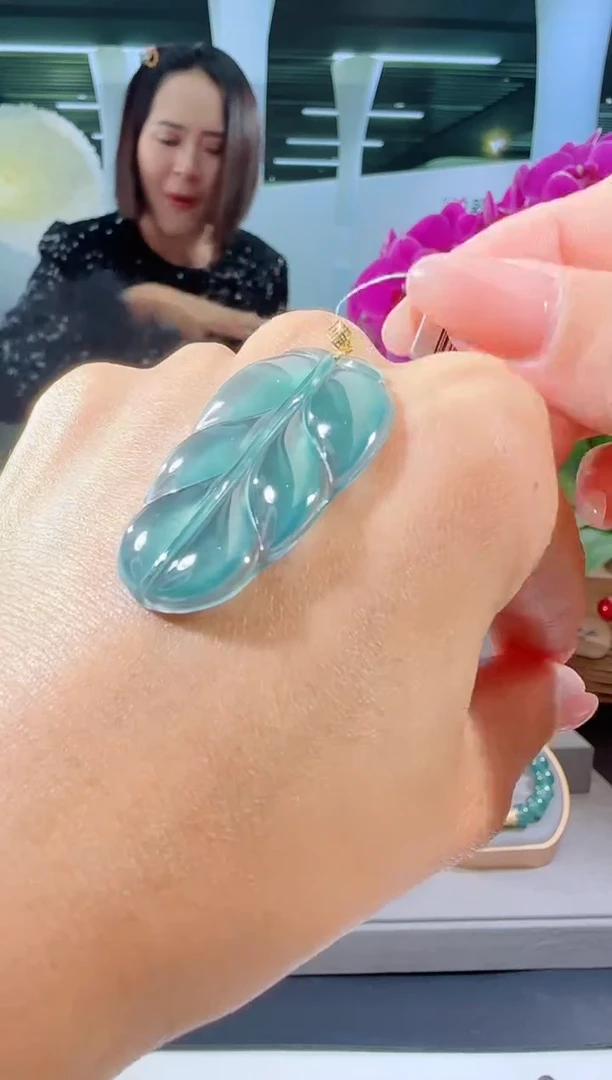 【闪购商品】翡翠吊坠(不含链)18K金镶嵌叶子多样性发一