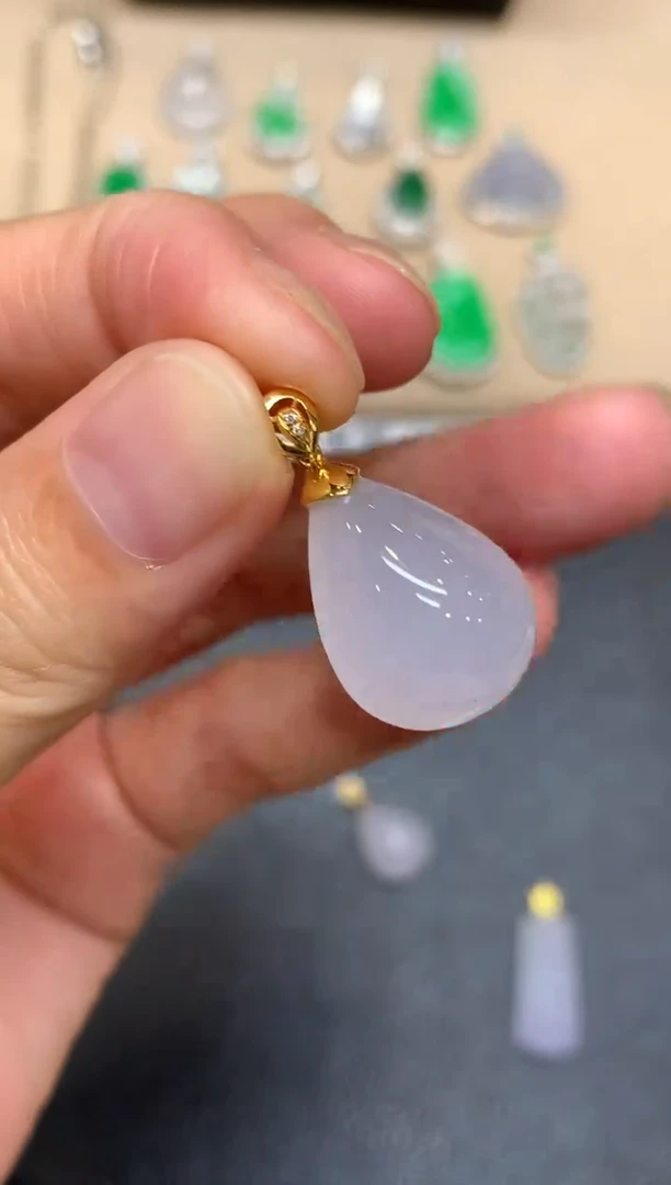 颈饰18K金镶嵌翡翠水滴【无服务费