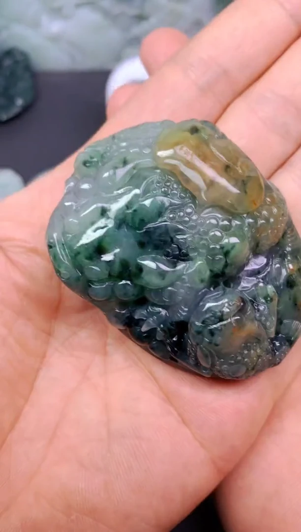 颈饰未镶嵌翡翠刘*头挂件