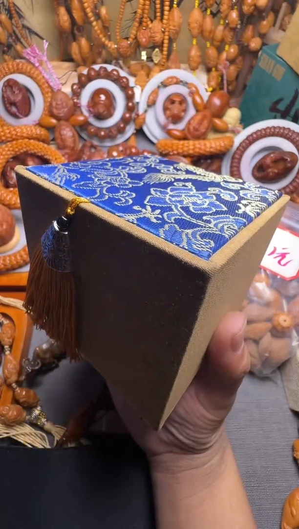 手串橄榄核盲某盒