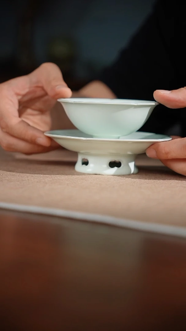 30-5花口托盏杯（乳浊月白）