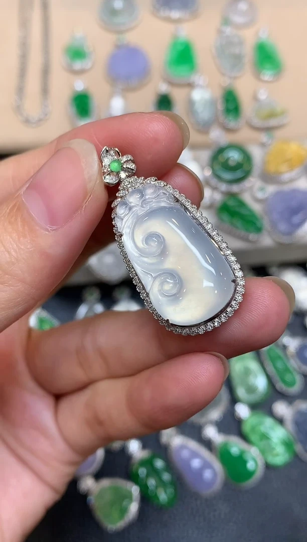 颈饰18K金镶嵌翡翠如意【无服务费