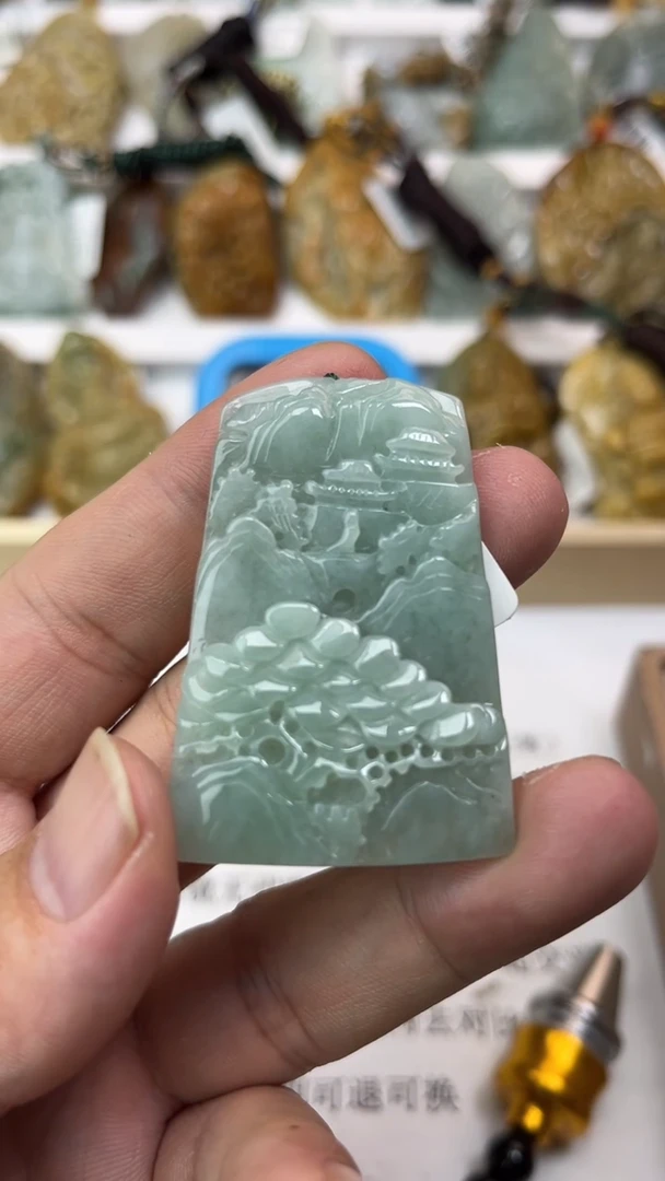 颈饰未镶嵌翡翠求**得天然翡翠