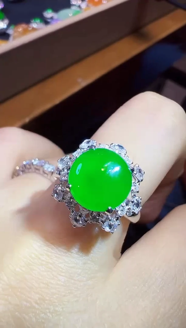 18K金镶嵌戒指翡翠蛋面