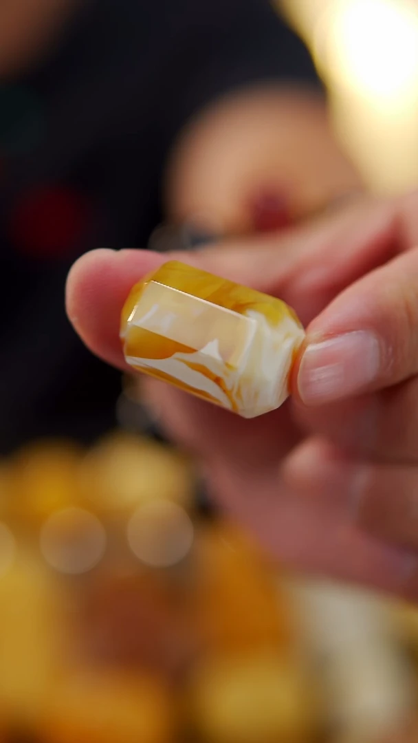 【闪购商品】蜜蜡颈饰未镶嵌金瓷白溶洞桶珠8.07