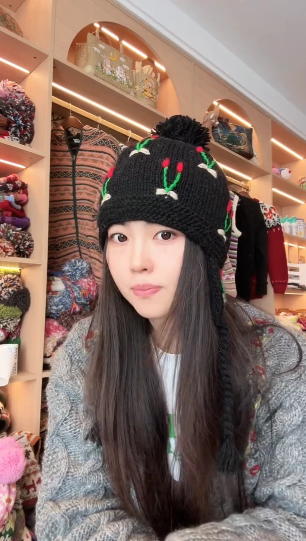 羊毛黑色樱桃护耳帽子