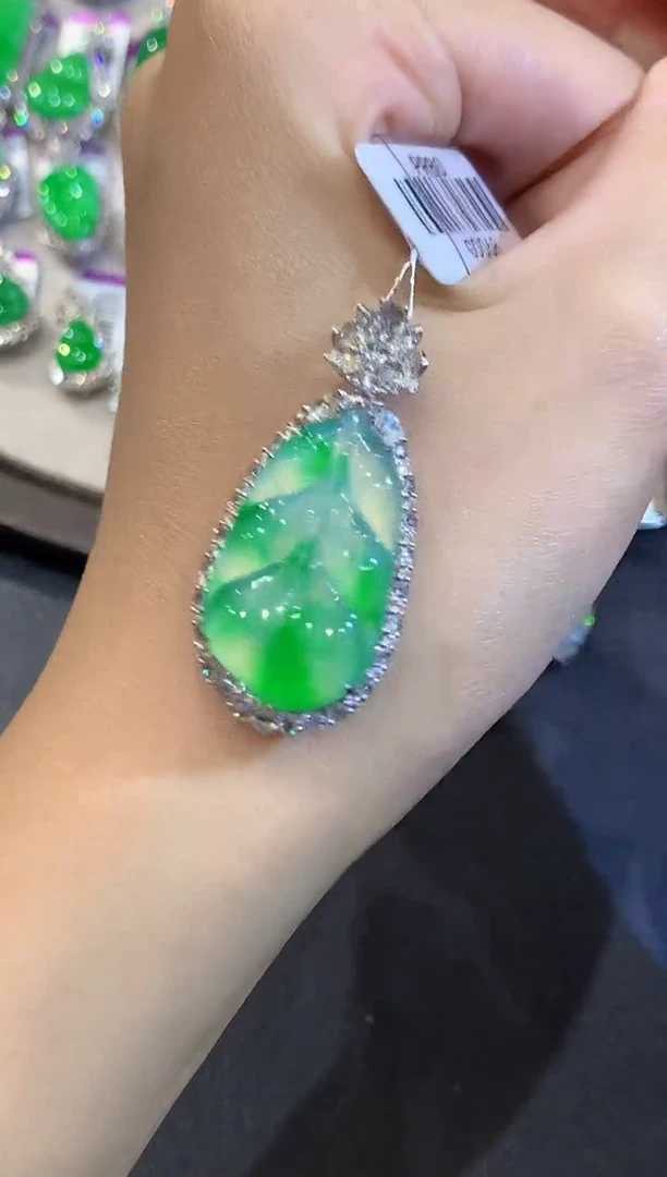 吊坠(不含链)18K金镶嵌翡翠DJ多样性发其一