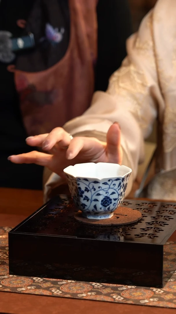 【闪购商品】L元煦青花缠枝莲八方杯