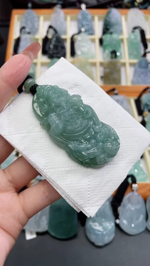 翡翠未镶嵌颈饰财神