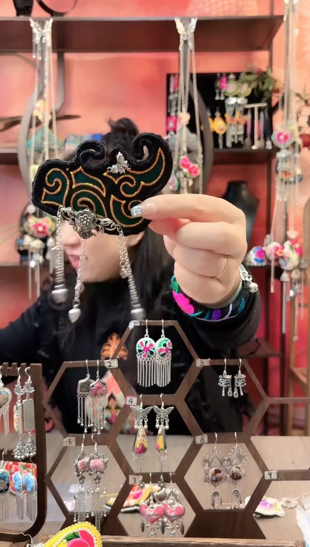 织绣云织谣民族风精美饰品 30001