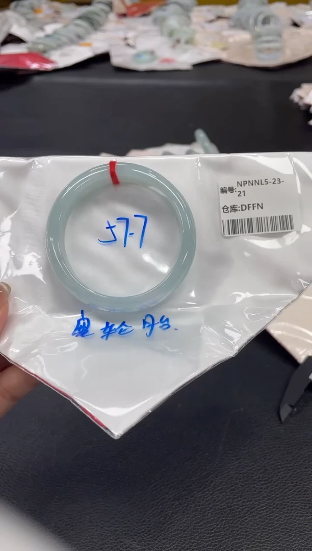 翡翠手镯未镶嵌翡翠手镯