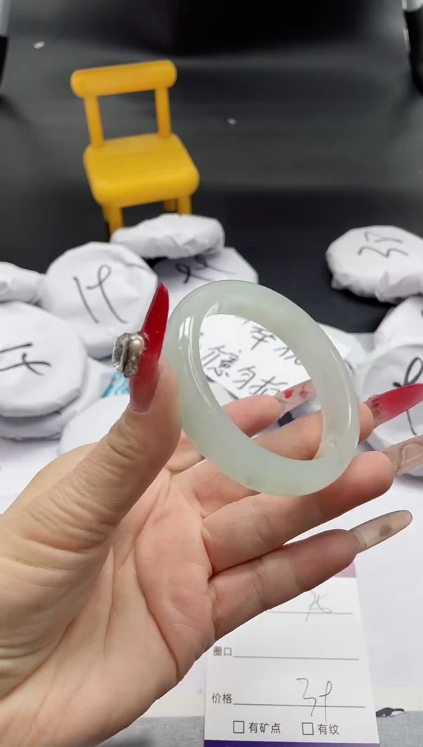 【闪购商品】石英质玉手镯未镶嵌75