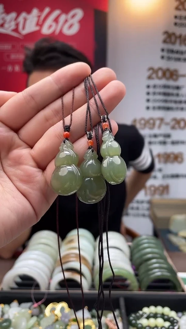 和田玉未镶嵌颈饰沙枣青葫芦吊坠一件