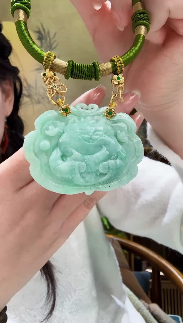 颈饰未镶嵌翡翠吊坠