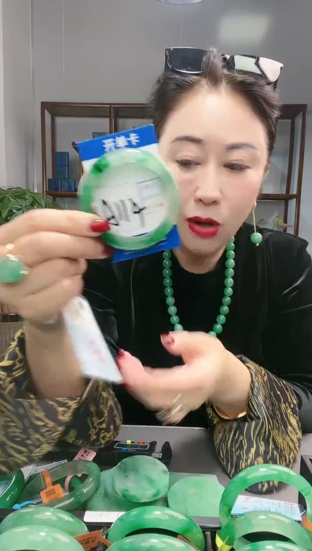 【闪购商品】石英质玉手镯未镶嵌非洲翠