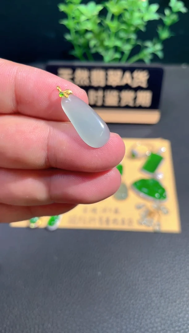 颈饰18K金镶嵌翡翠翡翠