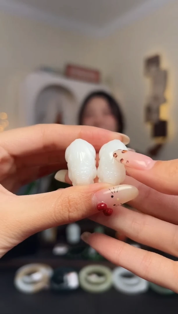 颈饰未镶嵌和田玉貔貅 多样性发其一  俄